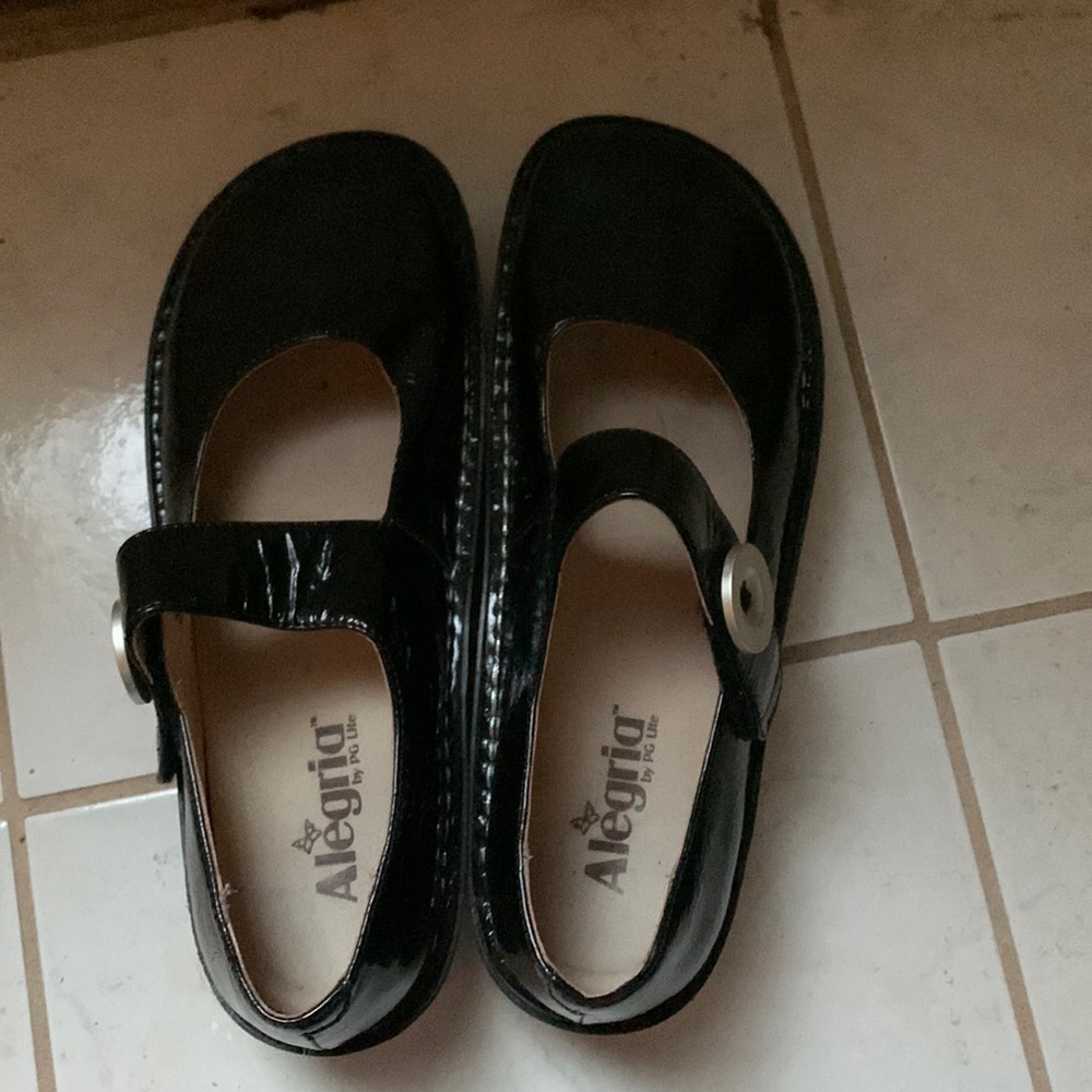 Black patent Mary jane style, size 40. Like new.